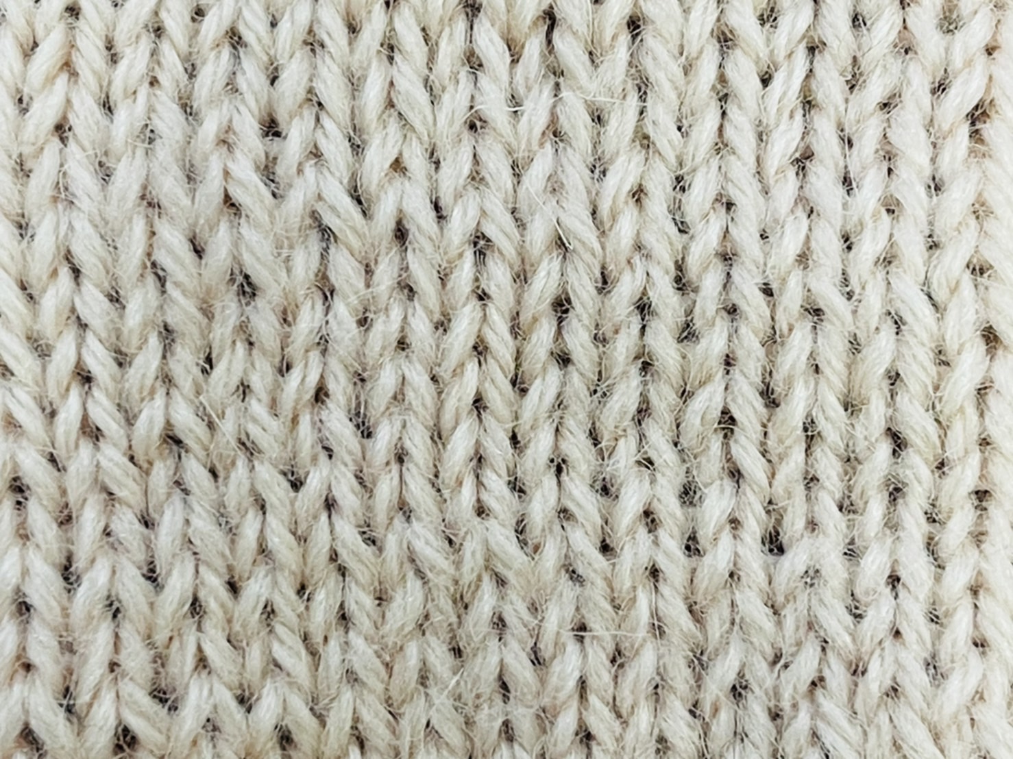 メリヤス編み目：２玉でどこまで編める？アラン模様の編み方セーター